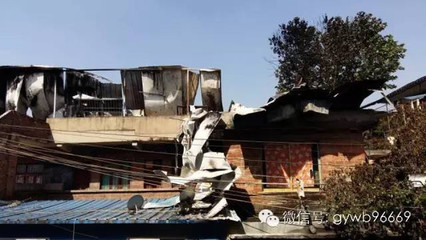 【突發】&ldquo;起火哦!&rdquo;今日凌晨零時50分許,貴陽南廠路居民樓頂活動板房發生火災