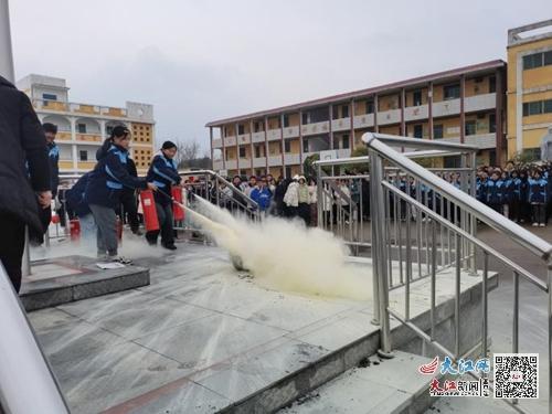 廬山市華林中學(xué)開(kāi)展消防培訓(xùn)暨應(yīng)急疏散演練活動(dòng) 組圖